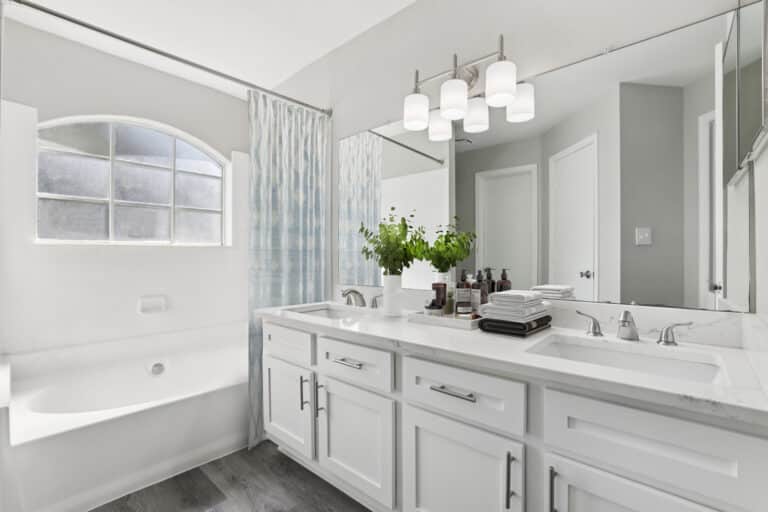 Bayside-Arbors-of-Clearwater-apartments-bath2